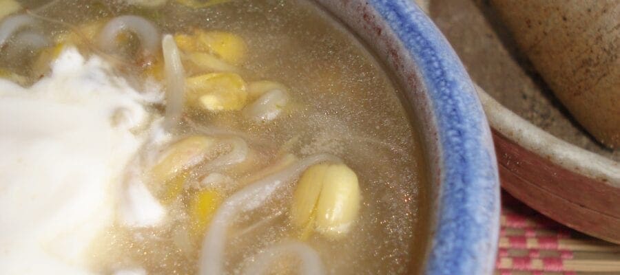 Bean sprout and sweet corn soup